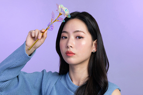 윈터뷰티_꽃 들고있는 여성 사진 이미지