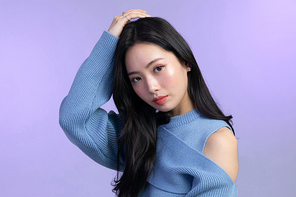 윈터뷰티_무표정으로 손동작 하는 여성 사진 이미지