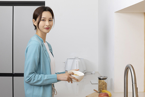 1인청년_음식 준비하는 여성 사진 이미지