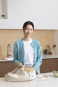 1인청년_도시락 준비하는 여성 사진 이미지