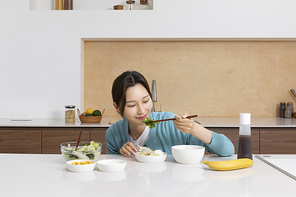 1인청년_아침밥 먹는 여성 사진 이미지