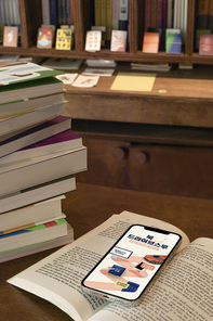 책_쌓여있는 책과 스마트폰 사진 이미지