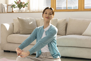 1인청년_스트레칭하는 여성 사진 이미지