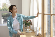 1인청년_창 밖 바라보는 여성 사진 이미지
