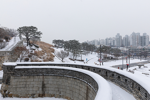 눈오는날_수원화성 성곽길 겨울 전경 사진 이미지