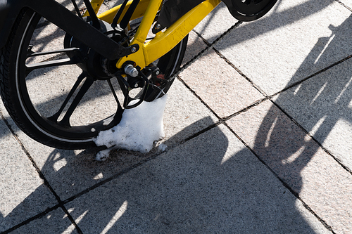 눈오는날_눈 내린 거리와 공유 자전거 사진 이미지
