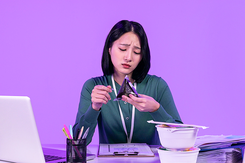 비즈니스_컵라면과 삼각김밥 먹으며 일에 지친 청년 사진 이미지
