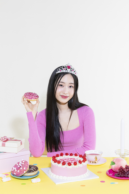 Y2K라이프스타일_도넛 들고 있는 여성 사진 이미지