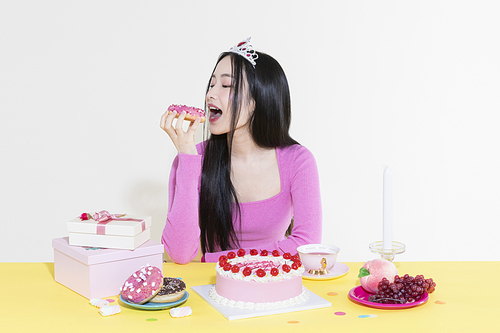 Y2K라이프스타일_도넛 먹는 여성 사진 이미지