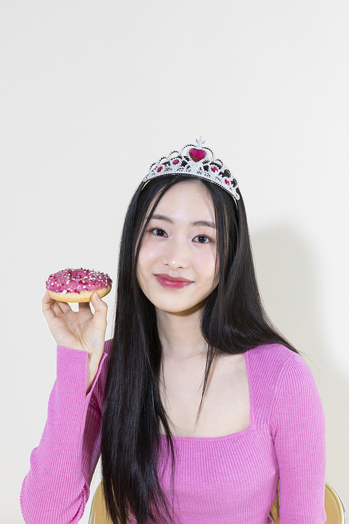 Y2K라이프스타일_도넛 들고 있는 여성 사진 이미지