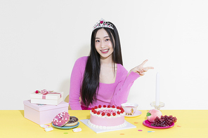 Y2K라이프스타일_생일파티 즐기는 여성 사진 이미지