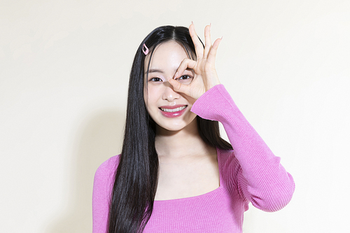 Y2K라이프스타일_오케이 손가락 모양하는 여성 컨셉 사진