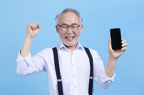 힙노년_핸드폰 들고 있는 시니어 사진 이미지