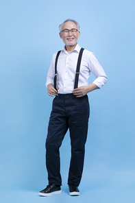 힙노년_웃으며 서 있는 시니어 사진 이미지