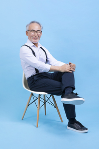힙노년_의자에 앉아 있는 시니어 사진 이미지