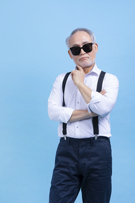 힙노년_선글라스 끼고 있는 시니어 사진 이미지