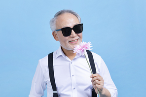 힙노년_꽃 들고 있는 시니어 사진 이미지