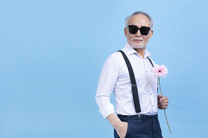 힙노년_꽃 들고 있는 시니어 사진 이미지
