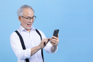 힙노년_핸드폰 보는 시니어 사진 이미지