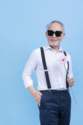 힙노년_꽃 들고 있는 시니어 사진 이미지