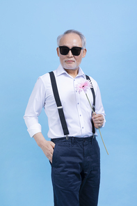 힙노년_꽃 들고 있는 시니어 사진 이미지