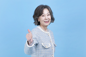 힙노년_최고 손동작 하는 시니어 사진 이미지