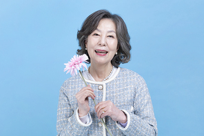 힙노년_꽃 들고 있는 시니어 사진 이미지