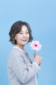 힙노년_꽃 들고 있는 시니어 사진 이미지