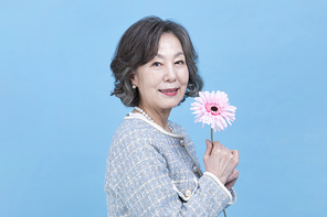 힙노년_꽃 들고 있는 시니어 사진 이미지