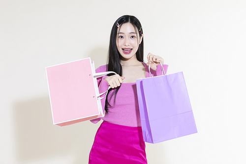 Y2K 라이프스타일_쇼핑백 들고 있는 여성 컨셉 사진