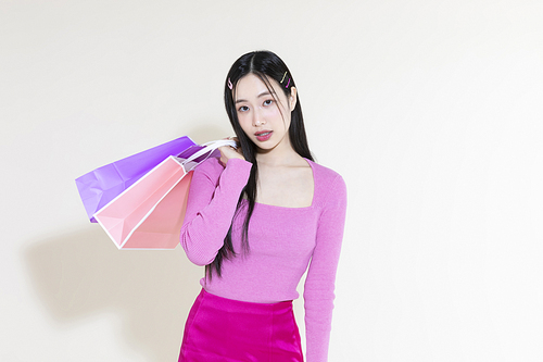 Y2K 라이프스타일_쇼핑백 들고 있는 여성 컨셉 사진
