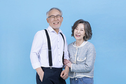 힙노년_팔짱 끼고 서 있는 시니어 사진 이미지