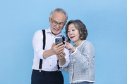 힙노년_같이 핸드폰 보고 있는 시니어 사진 이미지