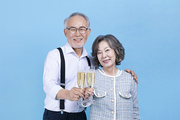 힙노년_샴페인잔 들고 있는 시니어 사진 이미지