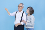 힙노년_팔짱 끼고 서 있는 시니어 사진 이미지
