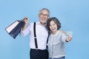 힙노년_쇼핑백과 신용카드 들고 있는 시니어 사진 이미지
