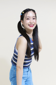 Y2K 라이프스타일_미소짓고 있는 여성 컨셉 사진