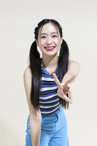 Y2K 라이프스타일_브이하는 여성 컨셉 사진