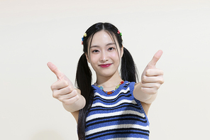 Y2K 라이프스타일_엄지척 하는 여성 컨셉 사진