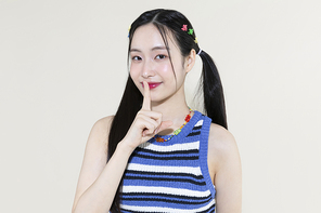 Y2K 라이프스타일_조용하는 손동작 하는 여성 컨셉 사진