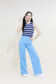 Y2K 라이프스타일_손가락 하트 하는 여성 컨셉 사진