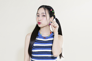 Y2K 라이프스타일_귀걸이 만지는 여성 컨셉 사진