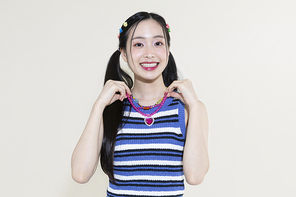 Y2K 라이프스타일_목걸이 하는 여성 컨셉 사진