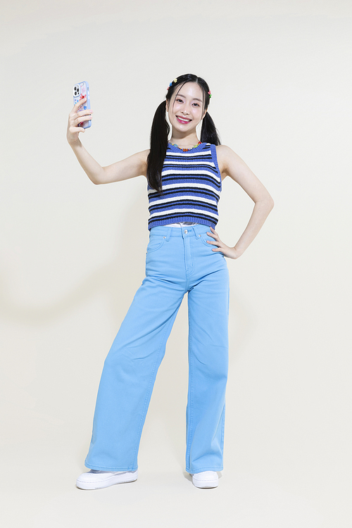 Y2K 라이프스타일_스마트폰 들고 있는 여성 컨셉 사진