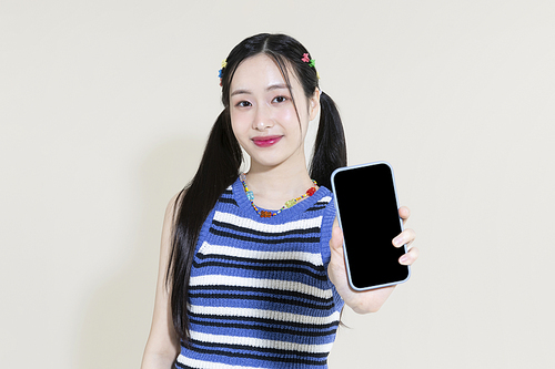 Y2K 라이프스타일_스마트폰 들고 있는 여성 컨셉 사진