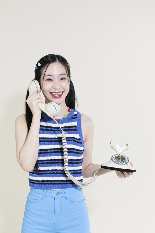 Y2K 라이프스타일_전화기 들고 전화하는 여성 컨셉 사진