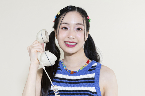Y2K 라이프스타일_전화기 들고 전화하는 여성 컨셉 사진