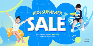 튜브에 올라타 물놀이를 즐기는 수영복 입은 어린이들이 있는 여름쇼핑배너
