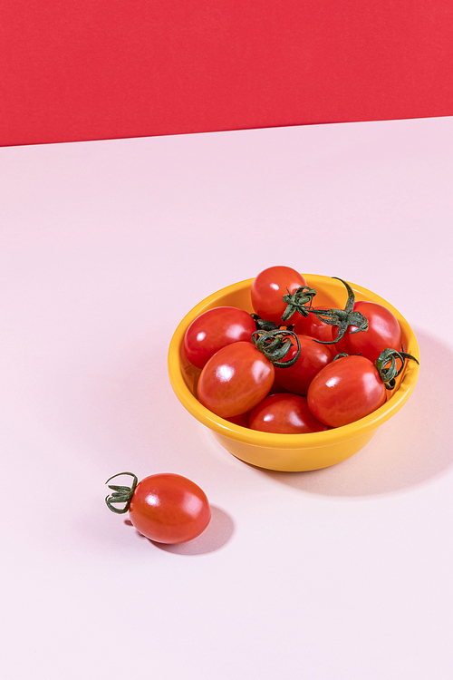 심플푸드_접시에 담긴 토마토 사진 이미지