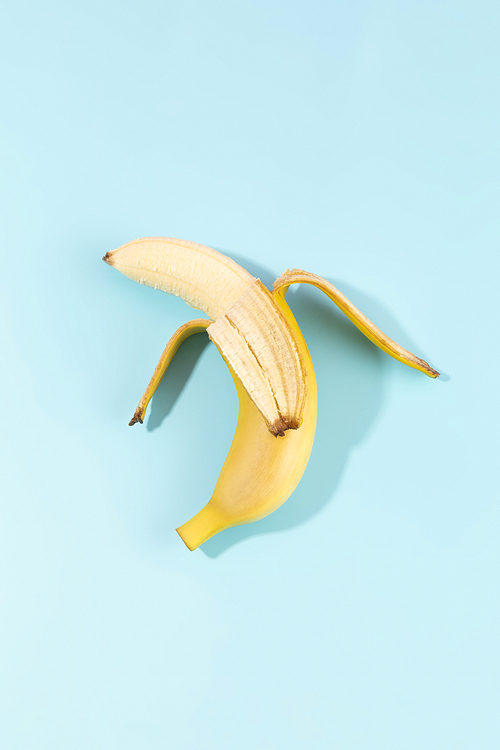 심플푸드_벗겨진 바나나 사진 이미지